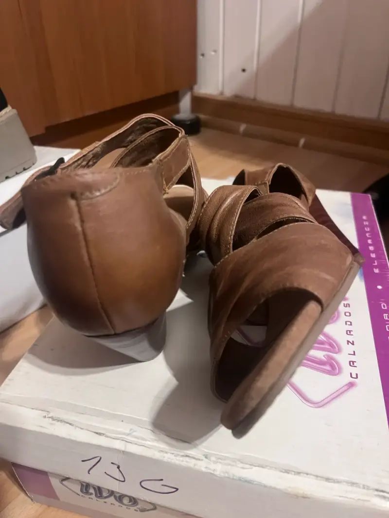 Sandalias de cuero marrón con tacón bajo - 2