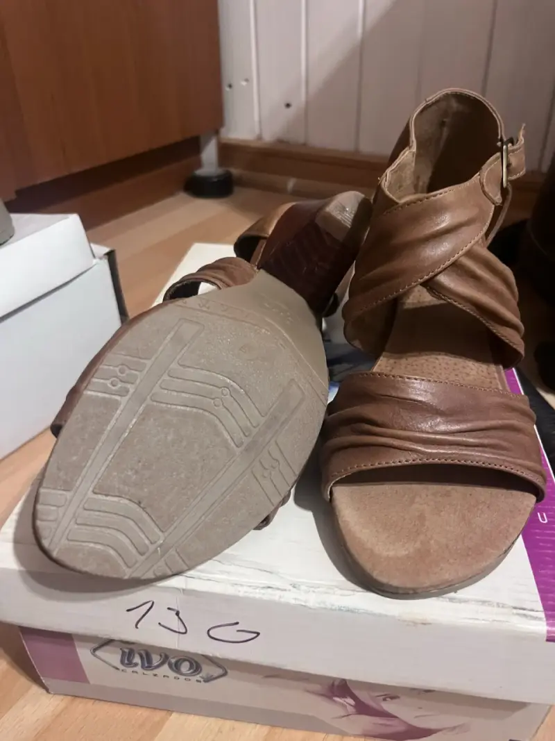 Sandalias de cuero marrón con tacón bajo - 3