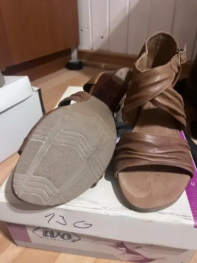 Sandalias de cuero marrón con tacón bajo - miniatura 3