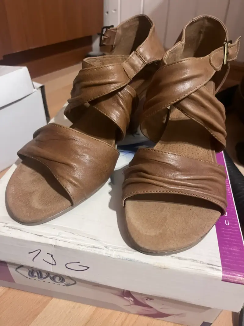 Sandalias de cuero marrón con tacón bajo - 4