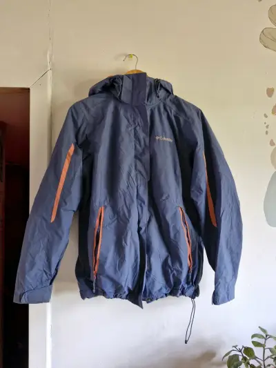 Chaqueta impermeable Columbia azul con capucha - miniatura 1