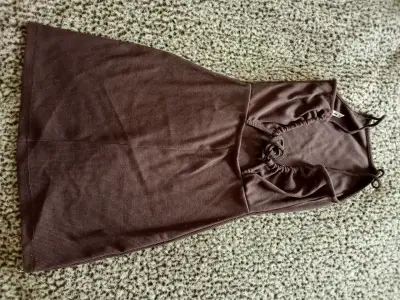 Vestido marrón sin mangas con detalle fruncido - miniatura 1