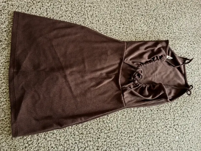 Vestido marrón sin mangas con detalle fruncido - 2