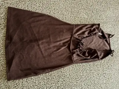 Vestido marrón sin mangas con detalle fruncido - miniatura 2