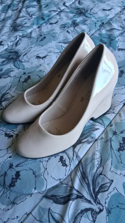 Zapatos de tacón beige marca todopieñ - miniatura 1
