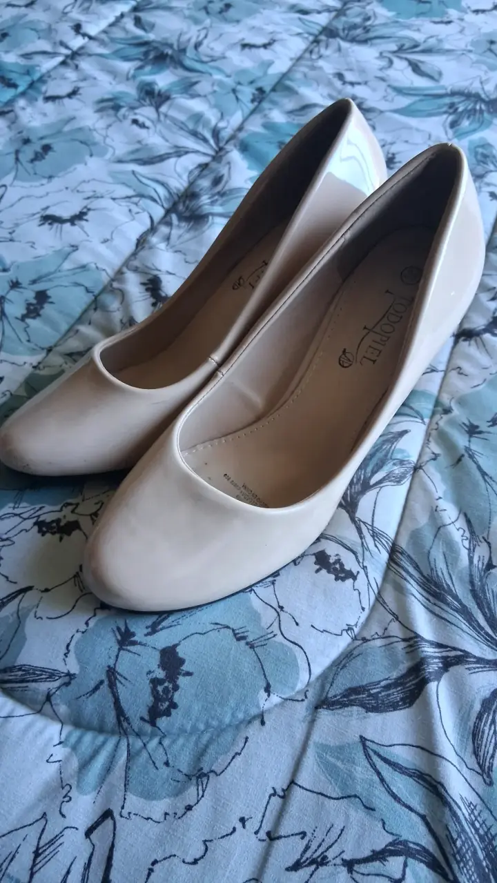 Zapatos de tacón beige marca todopieñ - 2