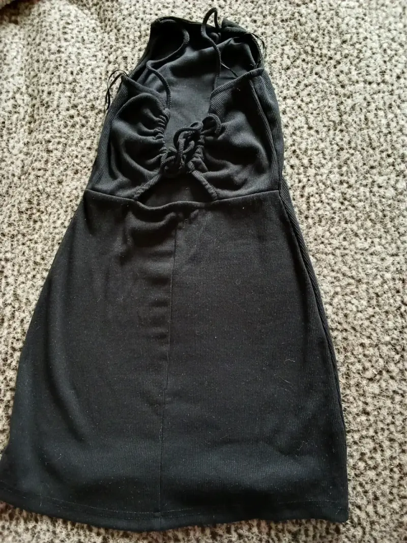 Vestido negro ajustado con diseño de tiras