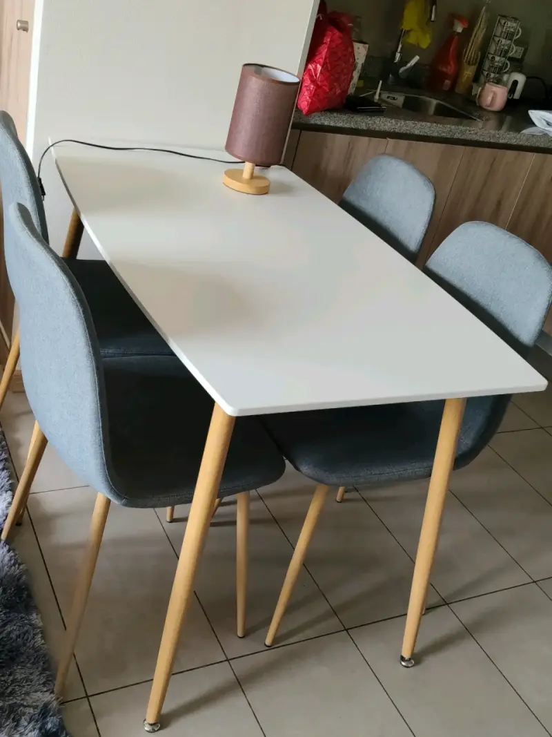 Juego de comedor moderno con sillas grises - 1