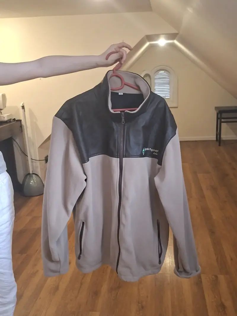 Chaqueta polar beige con detalles negros - 1