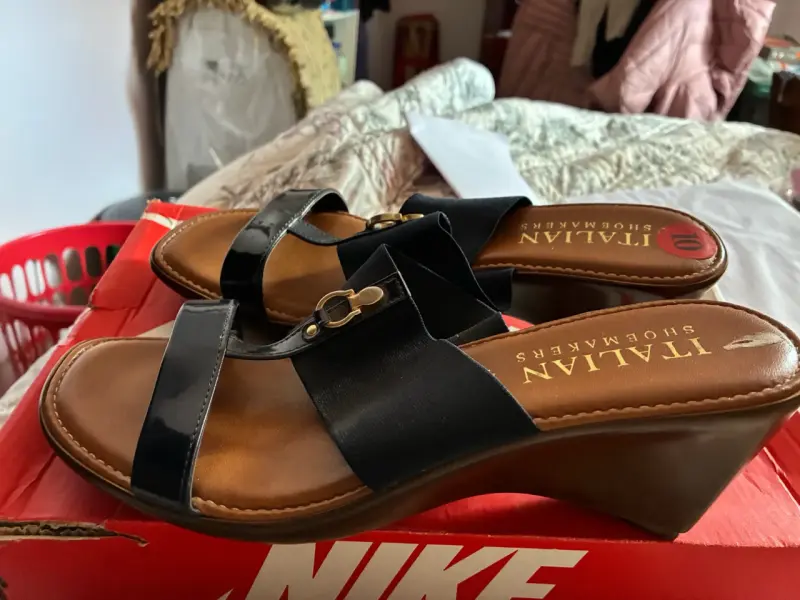 Sandalias Italian Shoemakers negras con plataforma - 1