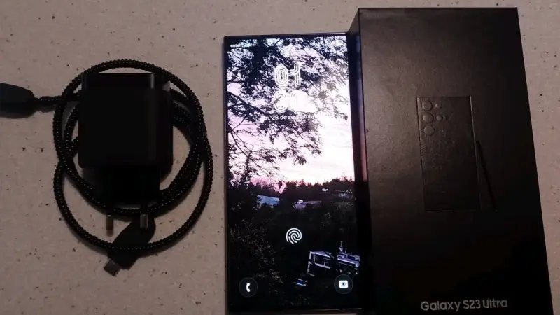 Samsung Galaxy S23 Ultra con cargador - 1
