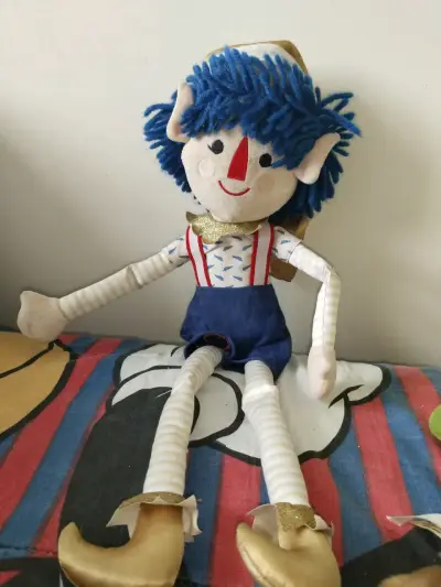 Muñeco de tela con cabello azul y botas doradas - miniatura 1