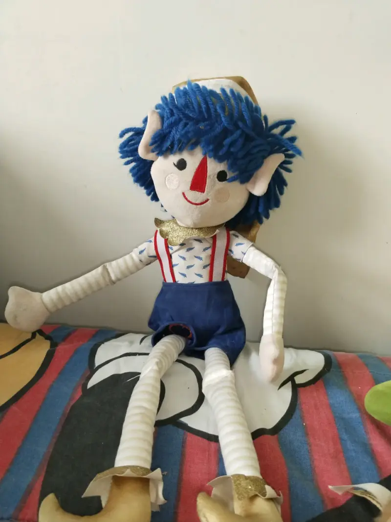 Muñeco de tela con cabello azul y botas doradas - 2