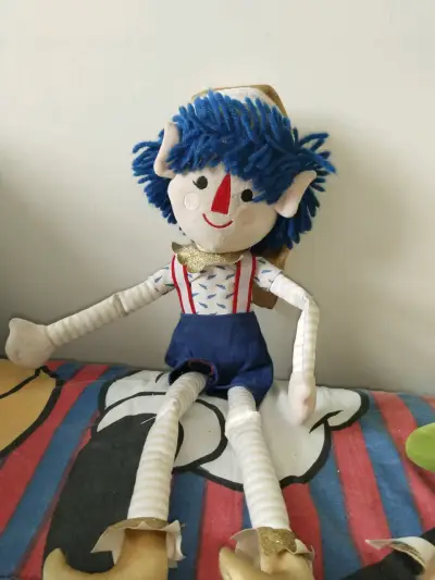 Muñeco de tela con cabello azul y botas doradas - miniatura 2