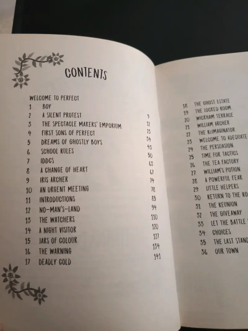 Libro 'A Place Called Perfect' de Helena Duggan - 2