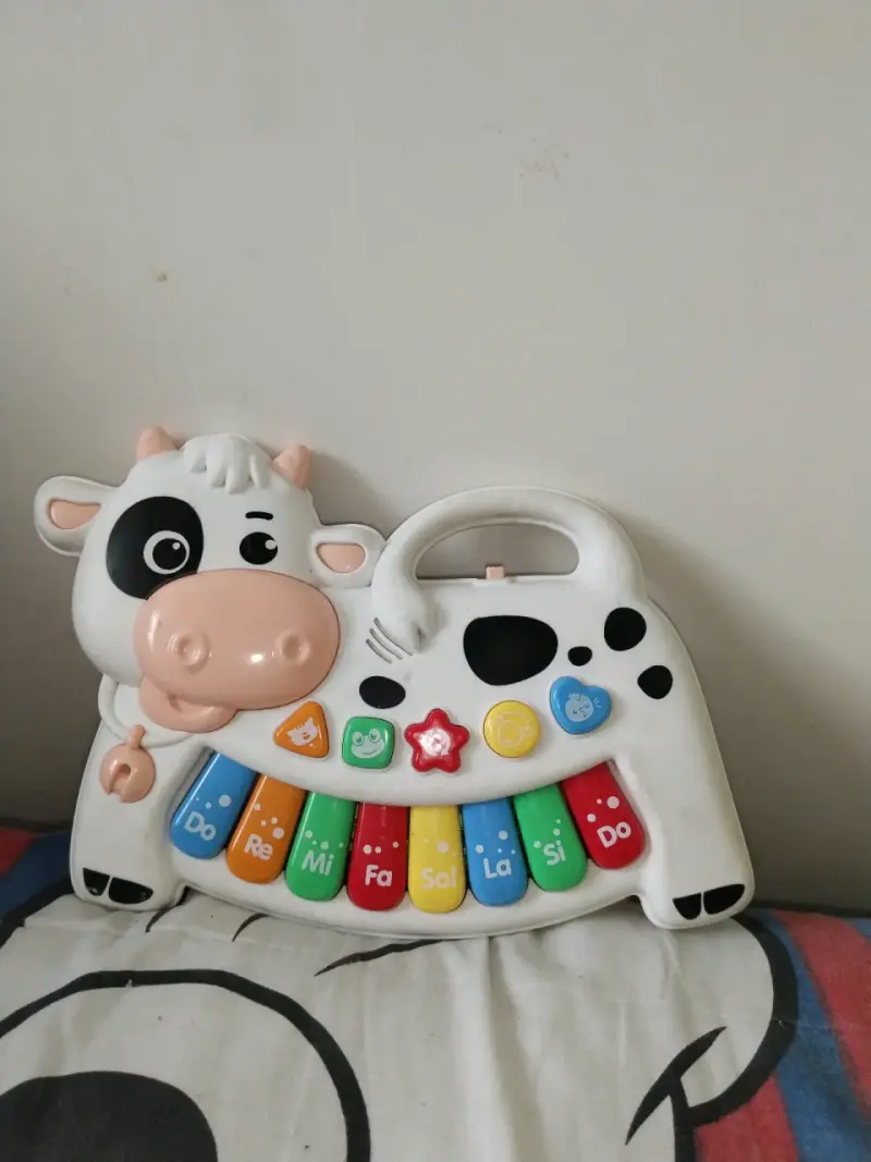 Piano infantil en forma de vaca con sonidos