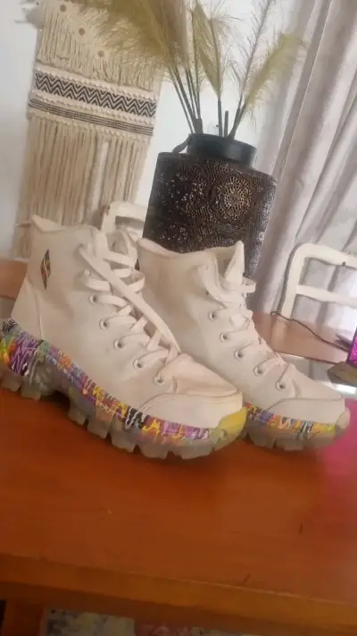 Zapatillas blancas con suela multicolor - miniatura 1