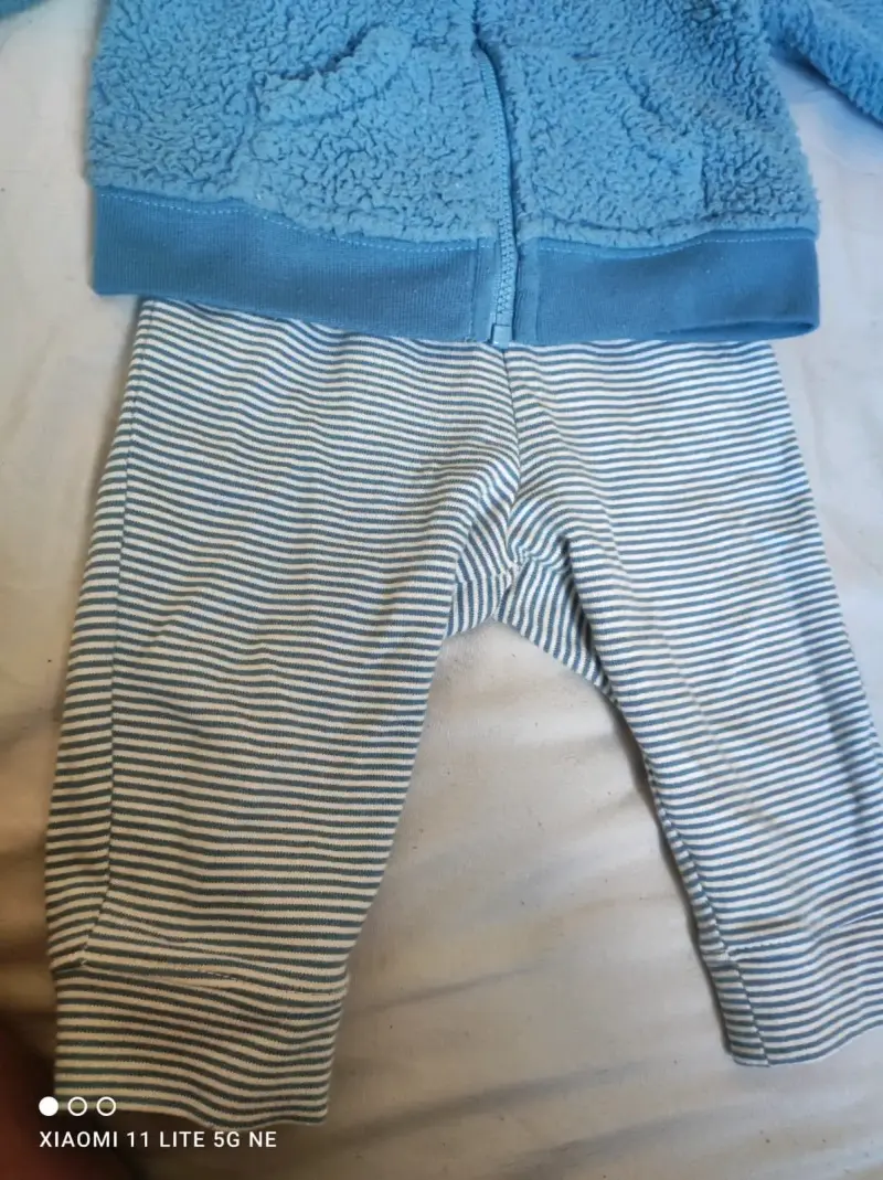 Conjunto de bebé azul con capucha - 1