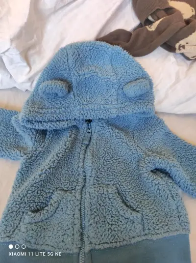 Conjunto de bebé azul con capucha - miniatura 2