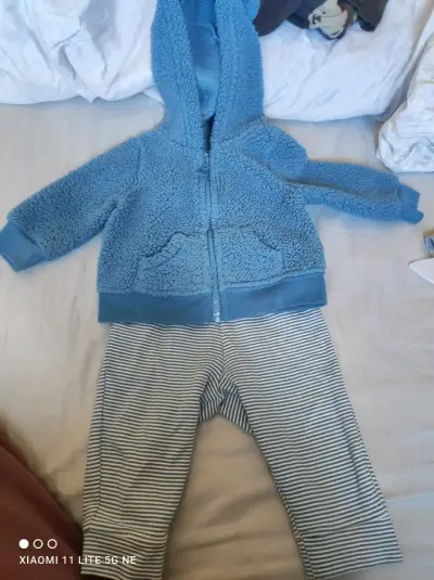 Conjunto de bebé azul con capucha - miniatura 3