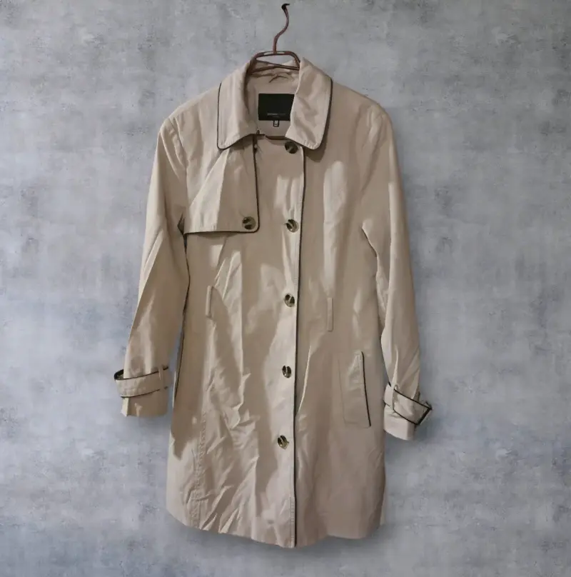 Abrigo beige para mujer con botones - 1