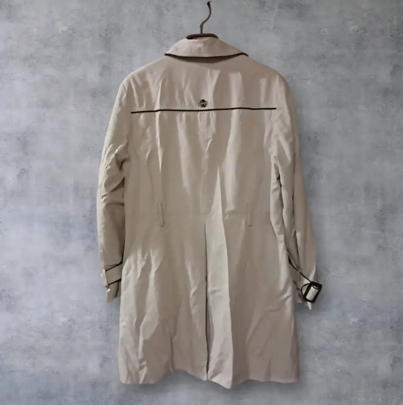 Abrigo beige para mujer con botones - 2