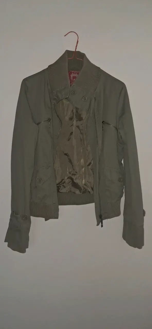 Chaqueta verde militar con cuello alto - 1