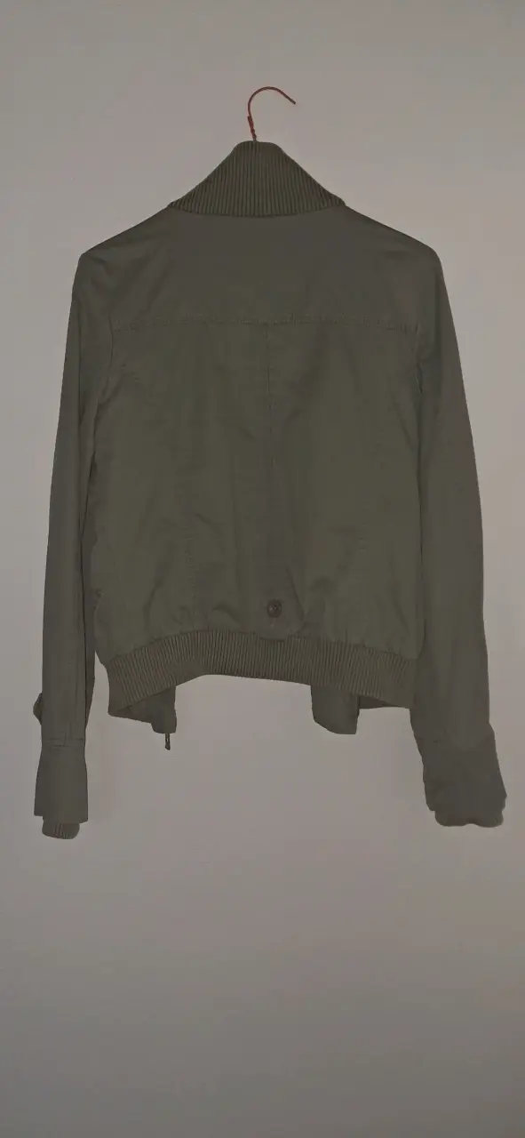 Chaqueta verde militar con cuello alto - 2