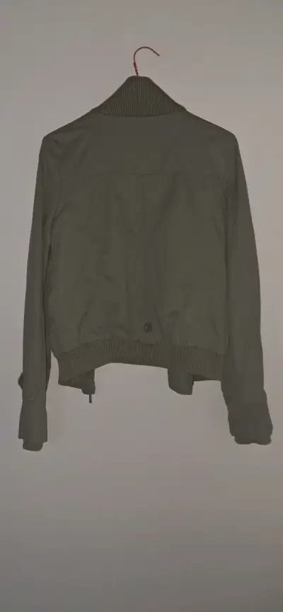 Chaqueta verde militar con cuello alto - miniatura 2