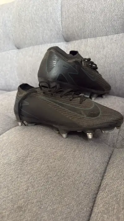 Botines de fútbol negros con toperoles - miniatura 1