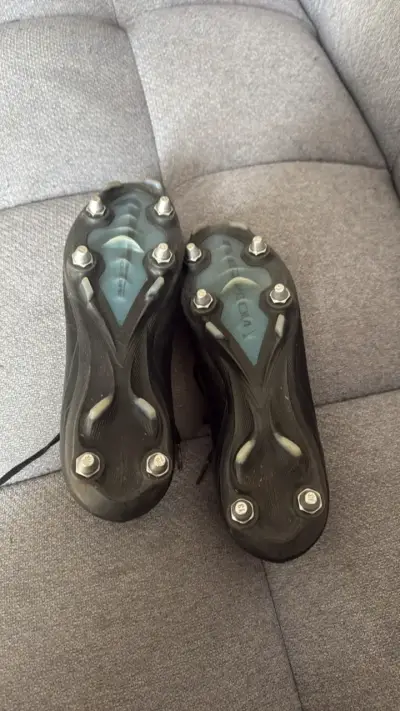 Botines de fútbol negros con toperoles - miniatura 3