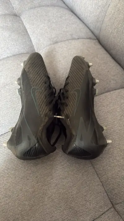 Botines de fútbol negros con toperoles - miniatura 4