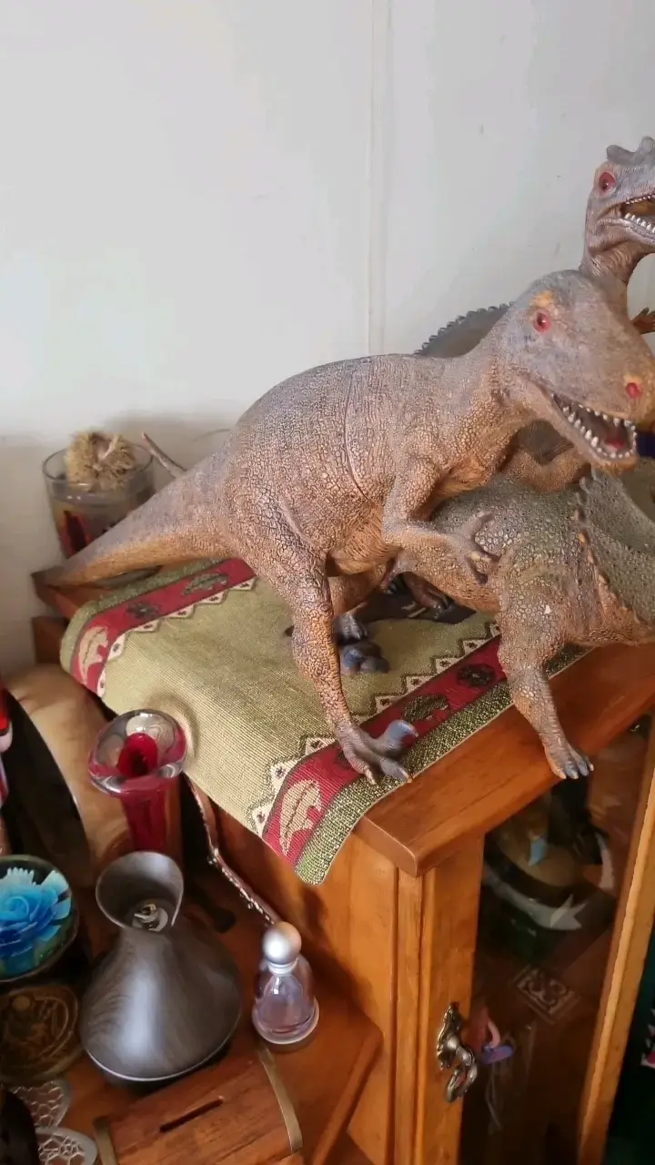 Figuras de dinosaurios de juguete en buen estado - 1