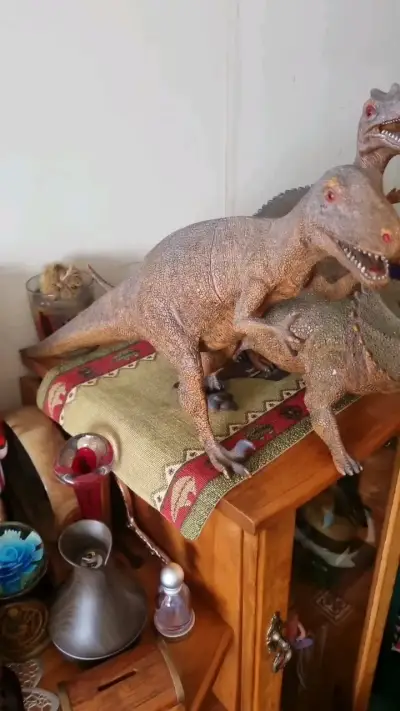 Figuras de dinosaurios de juguete en buen estado - miniatura 1
