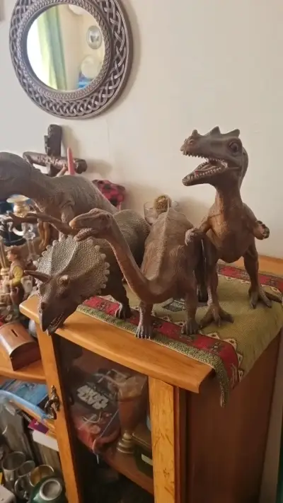 Figuras de dinosaurios de juguete en buen estado - miniatura 2