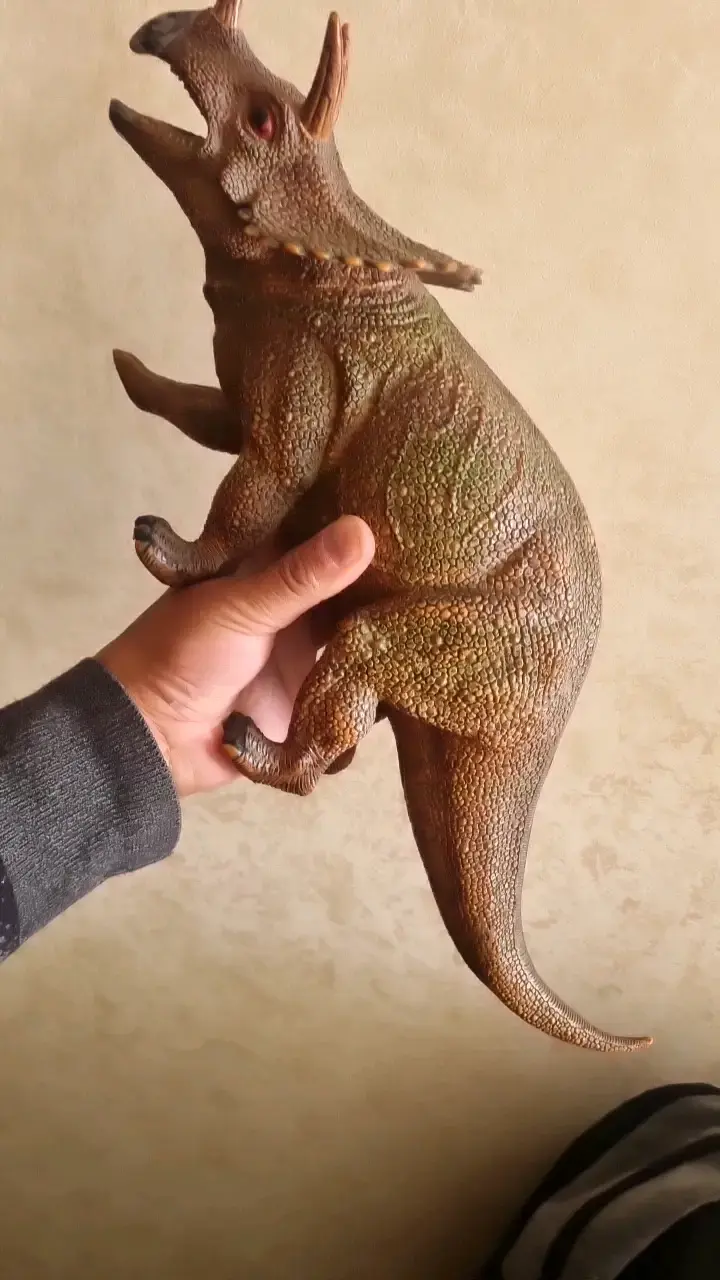 Figuras de dinosaurios de juguete en buen estado - 6