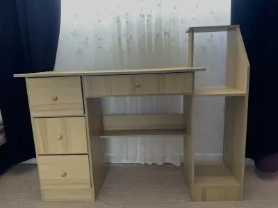 Escritorio de madera con cajones y estantes - miniatura 1