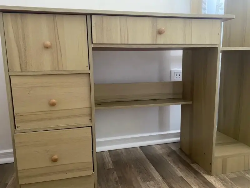 Escritorio de madera con cajones y estantes - 2