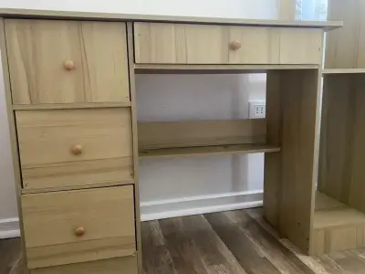 Escritorio de madera con cajones y estantes - miniatura 2
