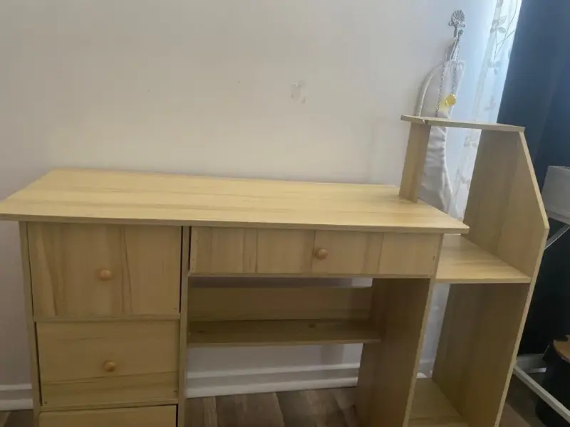 Escritorio de madera con cajones y estantes - 3
