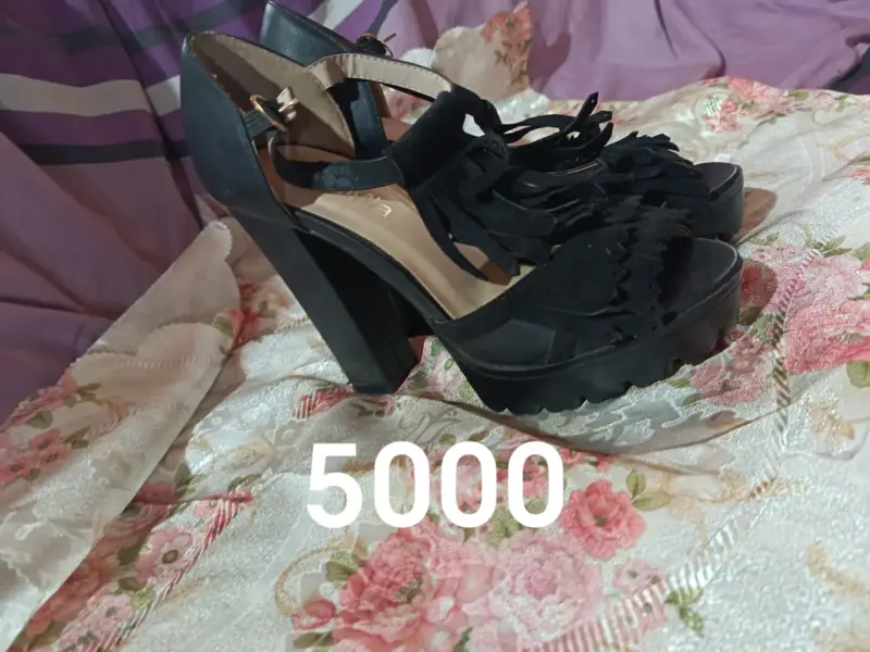 Sandalias de tacón alto negras con flecos