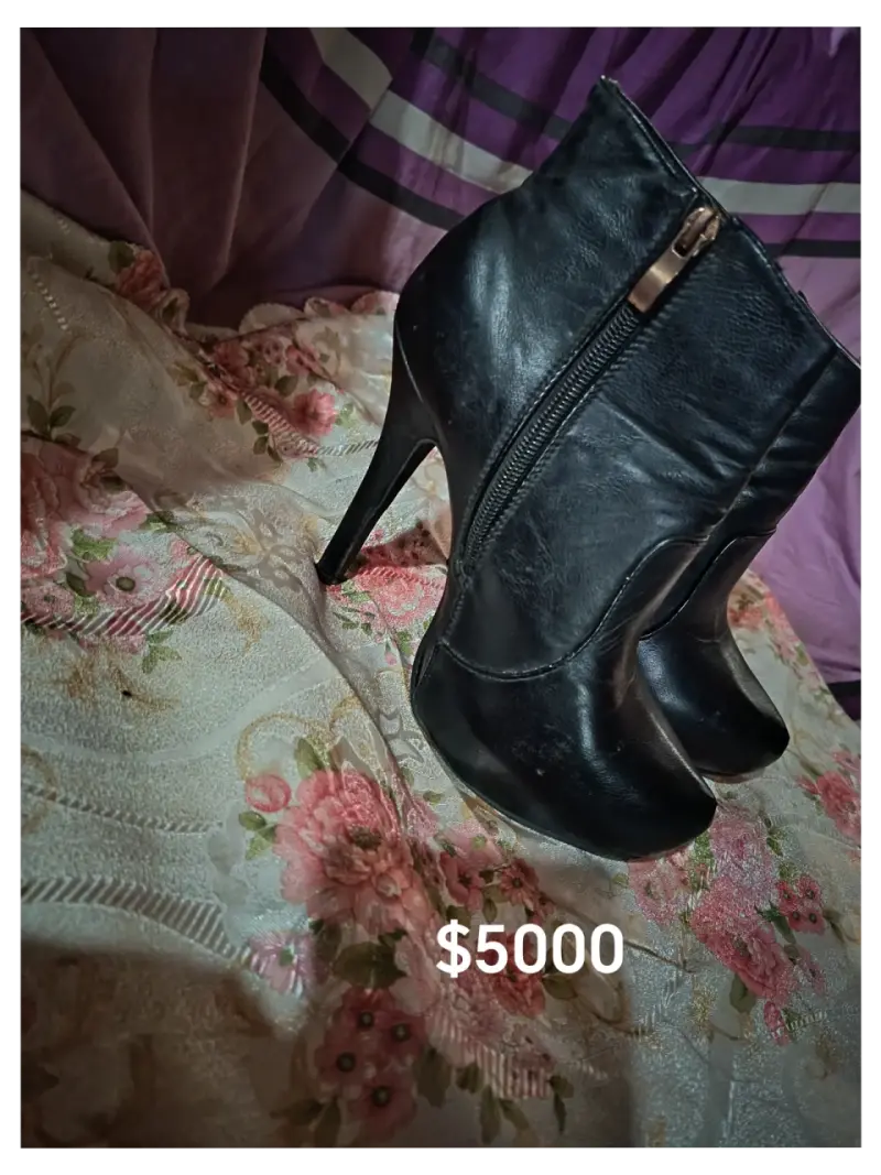 Botines de cuero negro con tacón alto