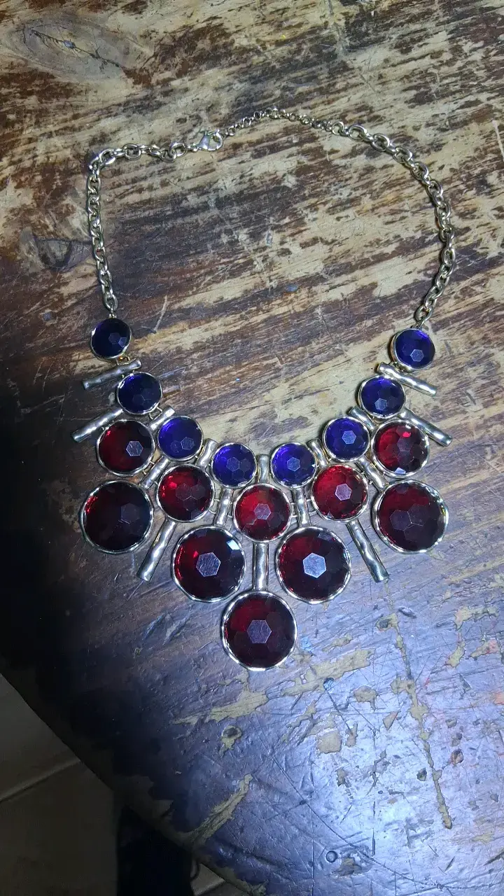 Collar de piedras rojas y azules elegante - 1