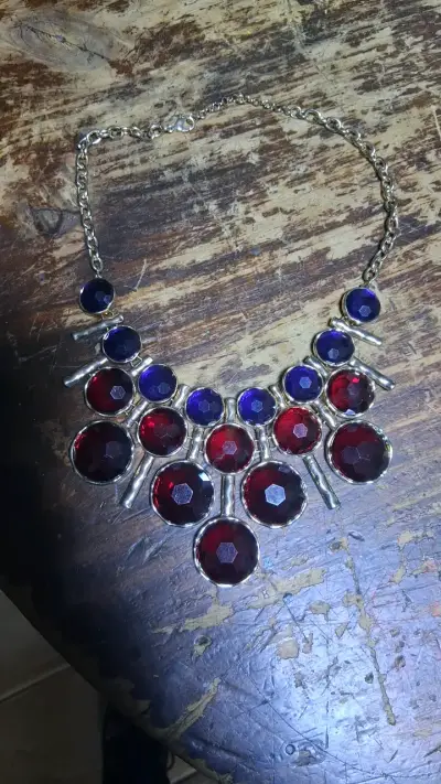 Collar de piedras rojas y azules elegante - miniatura 1