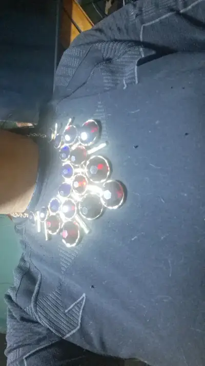 Collar de piedras rojas y azules elegante - miniatura 2