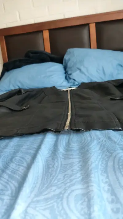 Chaqueta de eccuero cuero negra para mujer - miniatura 2