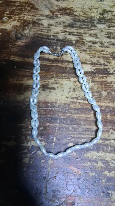 Collar de perlas blancas elegante - miniatura 1