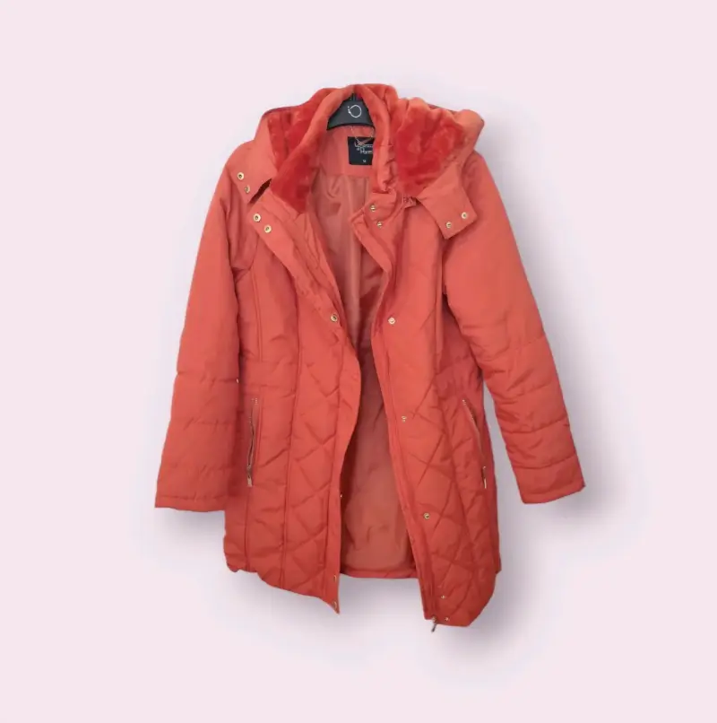 Abrigo acolchado coral con capucha - 1