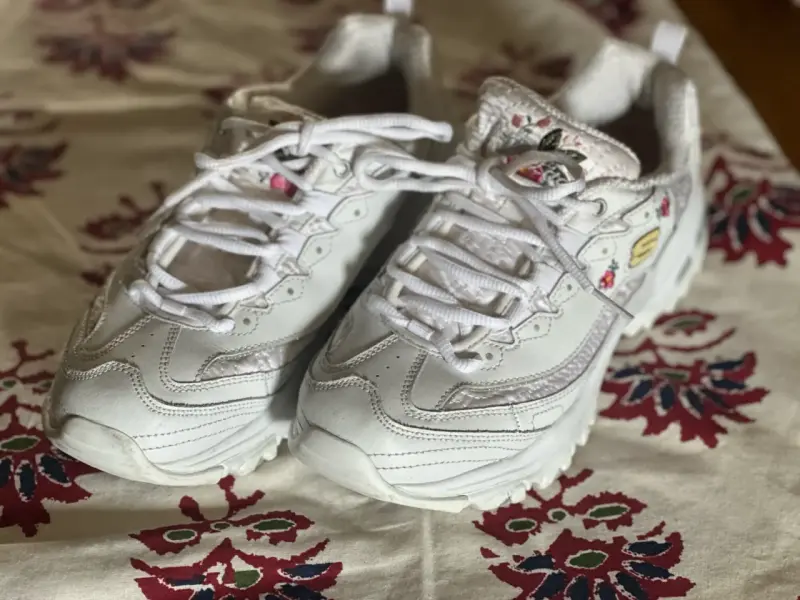 Zapatillas blancas con bordado floral Skechers - 1
