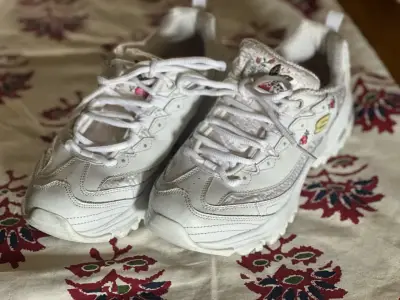 Zapatillas blancas con bordado floral Skechers - miniatura 1